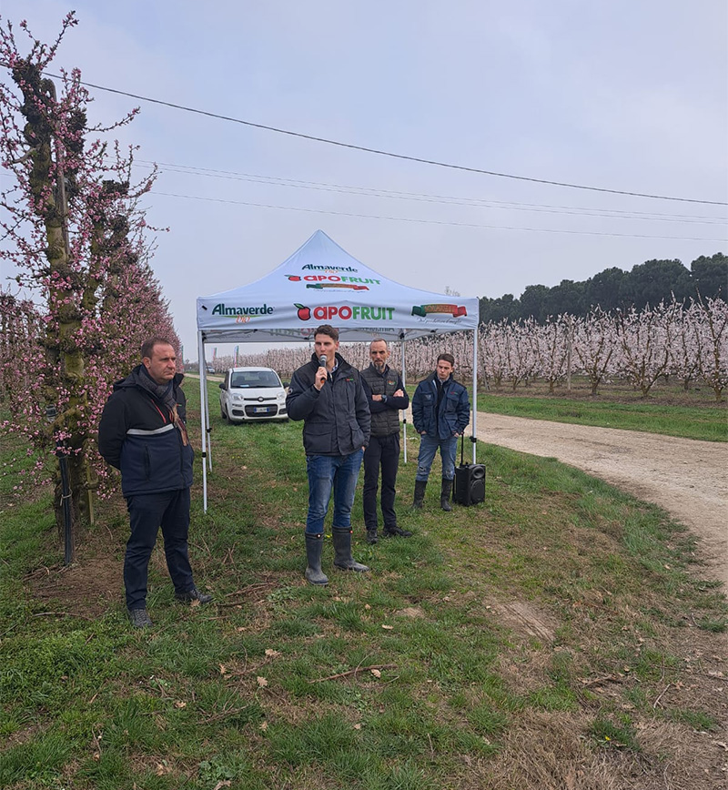 In primo piano da sinistra: Gianluca Balzani, vicepresidente di Apofruit e Filippo Travisani, tecnico di Apofruit